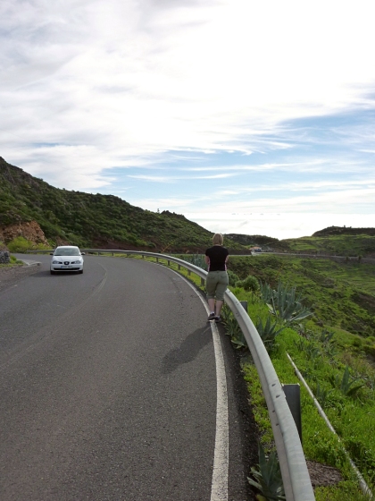 12-on_the_roadside