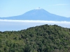 Teneriffan korkein kohta, Teide-vuori (Mt. Teidi) pilkist milloin mistkin. Tavallaan hupaisaa ett La Gomeran selkein maamerkki on toisella saarella.