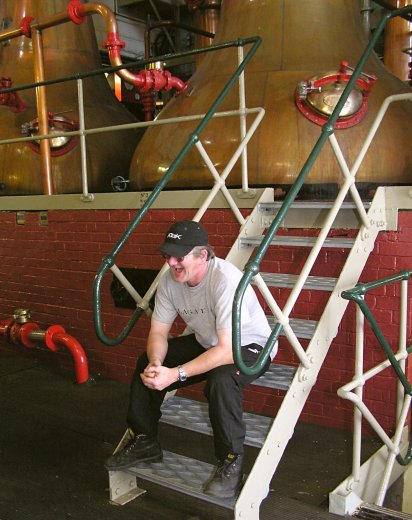 46-lagavulin_distiller_at_work